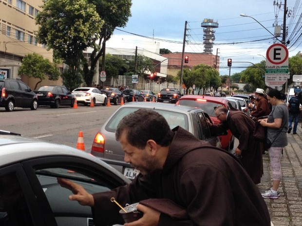 Motoristas fazem fila para benzer veículos em igreja de Curitiba