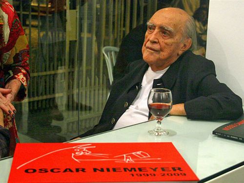 Beth Carvalho prestigia lanÃ§amento de livro de Oscar Niemeyer