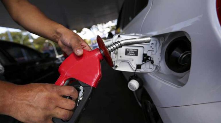 Petrobras reduz preço da gasolina ao menor nível em 6 meses