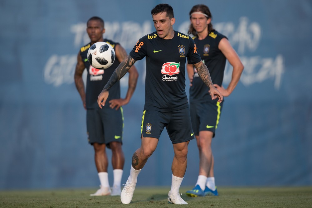 Danilo é diagnosticado com lesão, e Tite confirma Fagner titular contra a Costa Rica