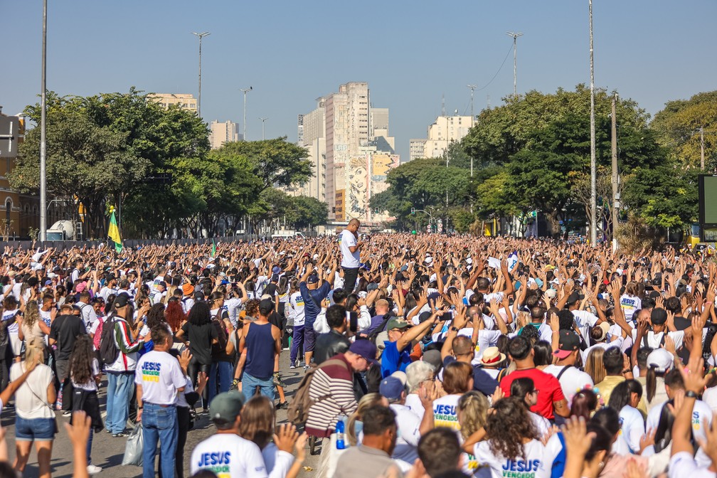Marcha para Jesus: 8 trios elétricos arrastam centenas de milhares pelas ruas de SP e atraem poucos políticos