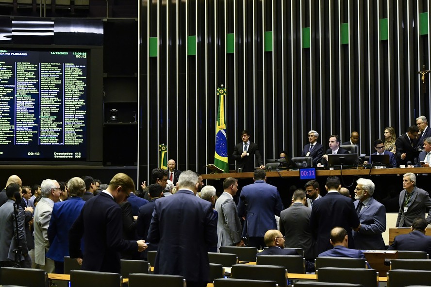 Com mais da metade dos vetos derrubados no primeiro ano, Lula tenta evitar novas derrotas no Congresso