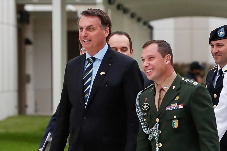 Bolsonaro respondeu com 'selva' após Cid enviar link de leilão de joia; veja mensagem