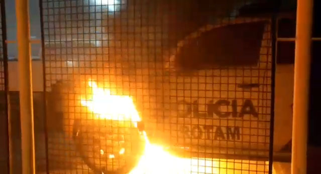 Viatura da PM pega fogo em oficina na região central de Londrina