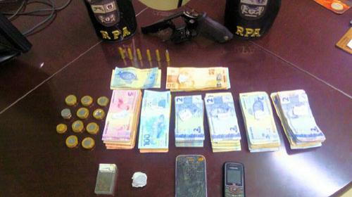 Polícia prende dupla suspeita de assalto e recupera R$ 3 mil da vítima, em Cambé