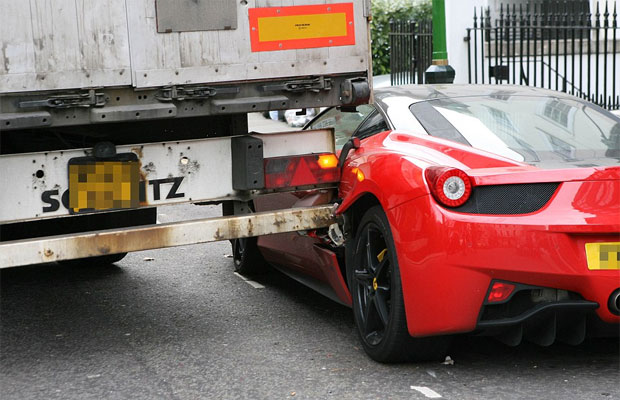 Motorista de caminhão atinge Ferrari de R$ 1,7 milhão ao fazer manobra