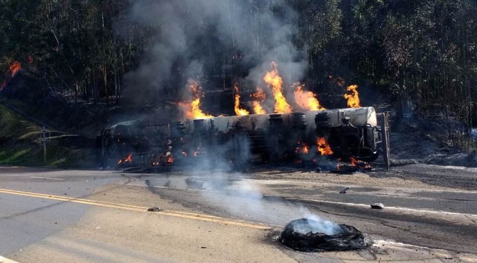 Caminhão carregado de álcool tomba e pega fogo na Serra do Cadeado