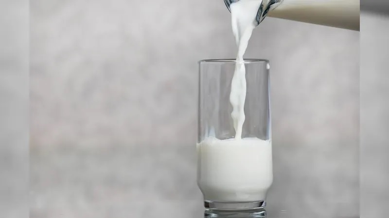 Veja por que os preços do leite de vaca estão em alta no Brasil