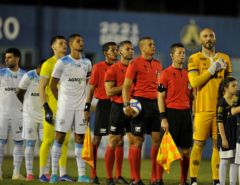 Com emoção, Tubarão vira o jogo contra a Aparecidense