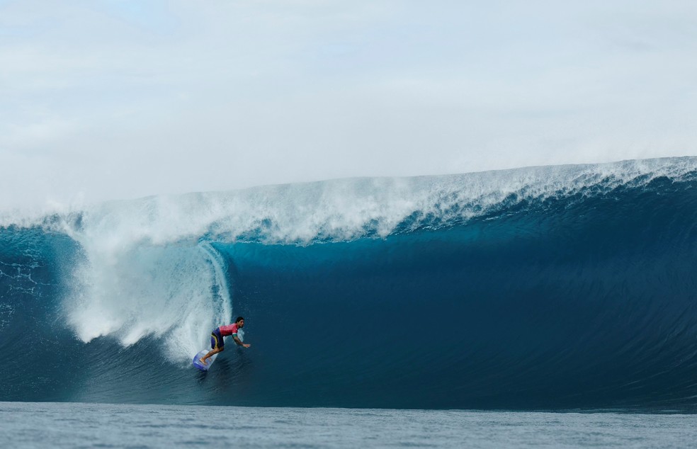 Medina despacha algoz, João Chianca brilha, e surfe terá duelo brasileiro