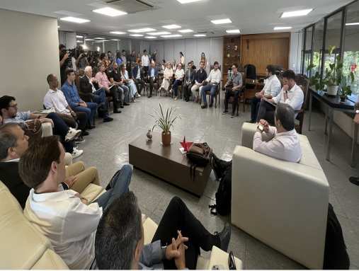 Primeiro dia: Tiago Amaral anuncia fuso de secretarias e interina na Educao de Londrina